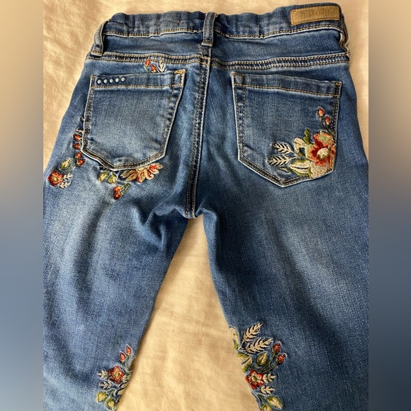 Blank NYC Skinny Classique Jeans. Girl’s Size 10. Embroidered flowers. Flared - Picture 2 of 7